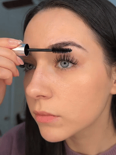 Mascara application demonstration